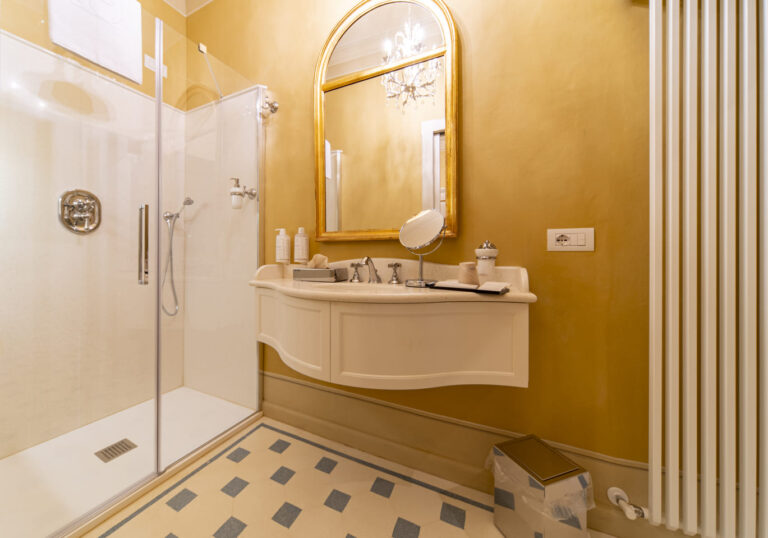 Bagni esclusivi in marmo della Residenza Luca Pacioli