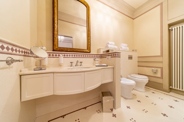 Bagno in marmo della Residenza Luca Pacioli