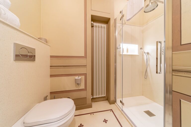 Bagno in marmo della Residenza Luca Pacioli a Sansepolcro