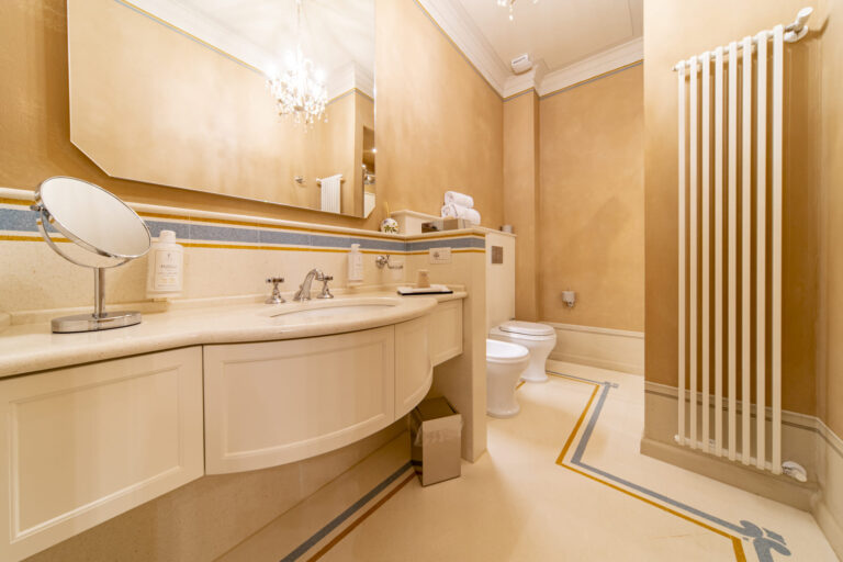 Bagno in marmo della Residenza Luca Pacioli a Sansepolcro